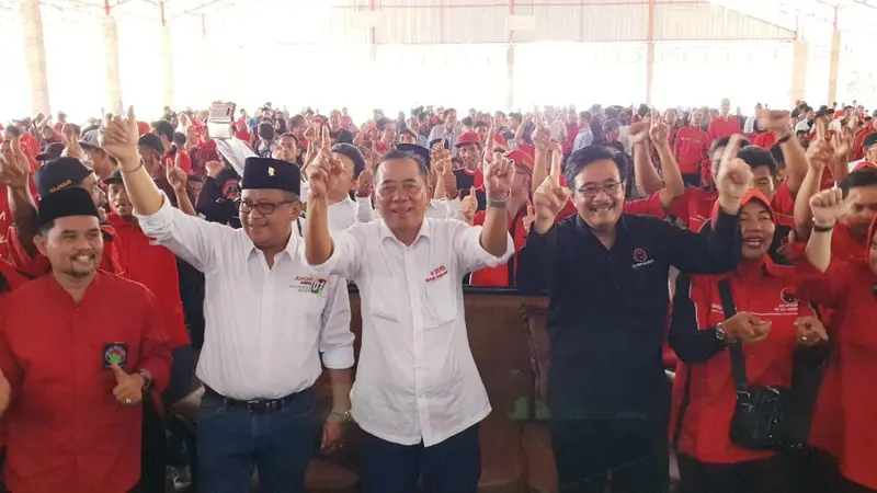 Sekjen PDIP Hasto Kristiyanto dan kader PDIP di sela Safari Politik Kebangsaan IV, di Lebak, Banten.