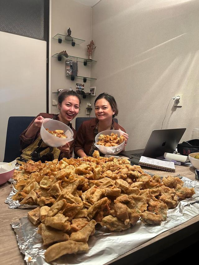 7 Potret Seru Nanda Gita saat Belanja di Pasar hingga Masak, Buka Bisnis Catering