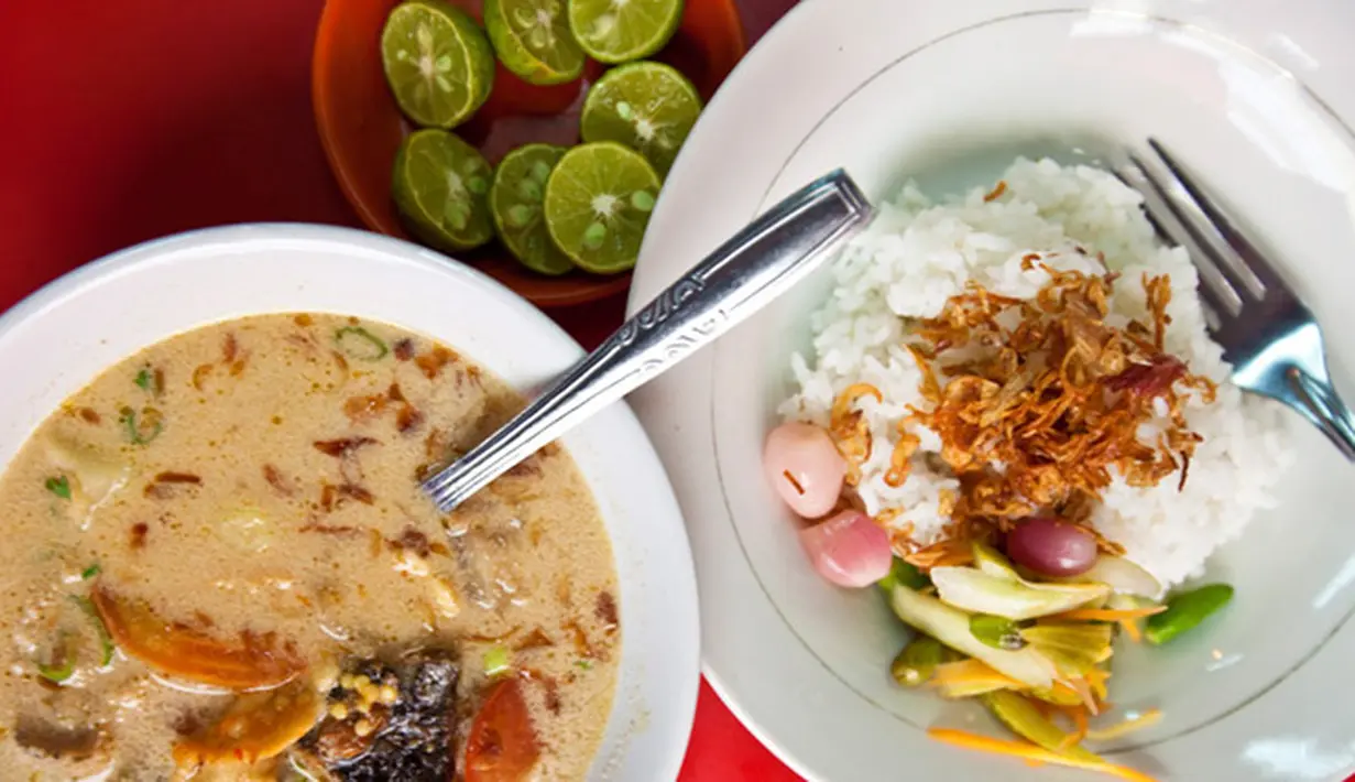 Soto betawi merupakan soto khas dari Jakarta, Soto ini terkenal dengan rasa kuahnya yang gurih yang merupakan perpaduan dari santan susu, daging sapi, dan jeroan. Ditambah lagi dengan perasan jeruk limau. (Istimewa)