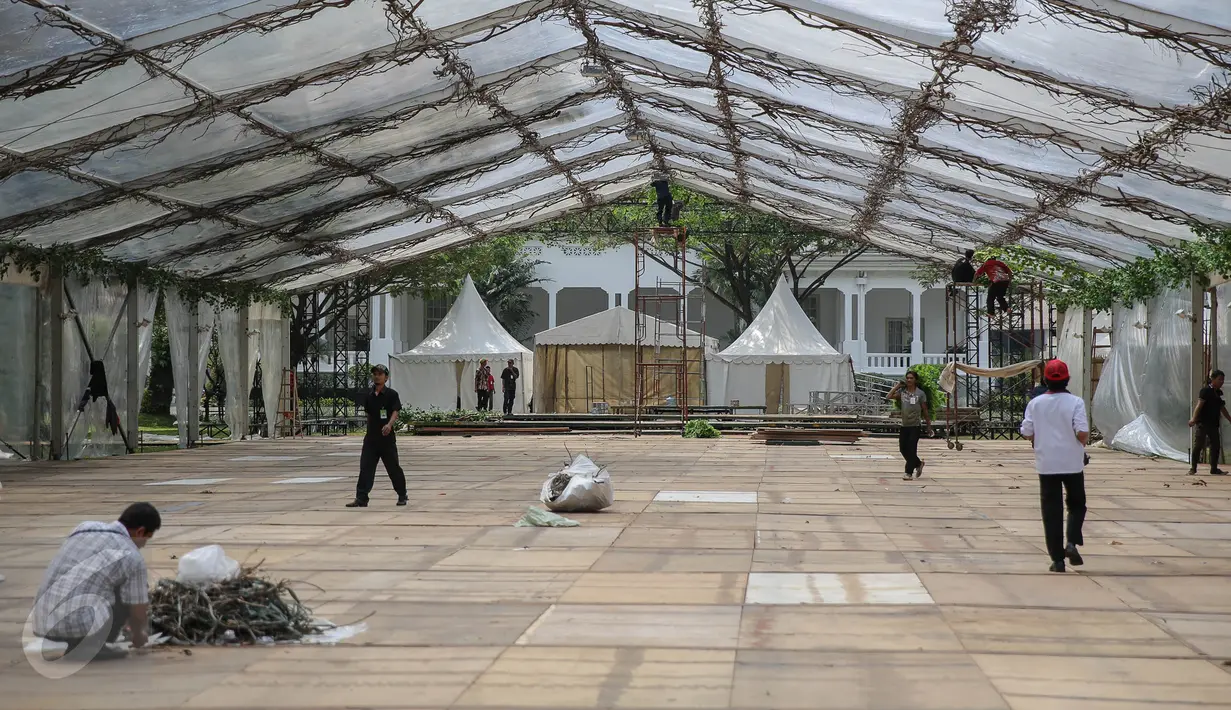 Sejumlah pekerja menyelesaikan pemasangan tenda di lingkungan komplek Istana Kepresidenan, Jakarta, Senin (10/8/2015). Istana Kepresidenan mulai dipercantik untuk menyambut perayaan HUT Kemerdekaan RI ke-70. (Liputan6.com/Faizal Fanani)