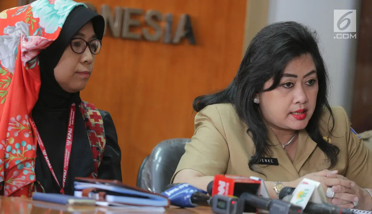 Kepala Bidang Pelayanan Kesehatan Dinkes DKI Jakarta Tienke Maria Margaretha (kanan) memberikan keterangan usai bertemu tim dari RS Mitra Kalideres di Gedung KPAI, Jakarta, Senin (18/9). (Liputan6.com/Faizal Fanani)