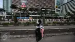Seorang wanita dikenakan sanksi memunguti sampah arena di car free day (CFD) Bundaran HI, Jakarta, Minggu (29/1). Sejumlah pengunjung terjaring operasi tangkap tangan (OTT) karena membuang sampah sembarang di arena CFD. (Liputan6.com/Faizal Fanani)