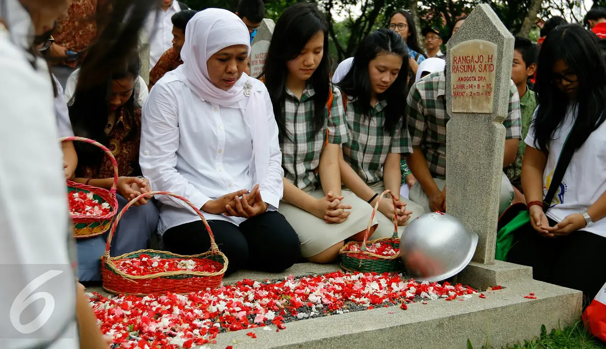 Mensos Khofifah Indar Parawansa bersama sejumlah siswa SMA menabur bunga di Taman Makam Pahlawan Nasional, Kalibata, Jakarta, Kamis (12/11).  Kegiatan tersebut merupakan rangkaian memperingati Hari Pahlawan Nasional. (Liputan6.com/Yoppy Renato)