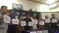 Aktivis Dandhy Laksono menjelaskan kepada publik terkait maksud dan tujuannya mencuitkan informasi soal Papua yang sarat akan kesimpangsiuran. (Liputan6/Ditto)