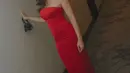 Ia juga tampil seksi dengan tube dress panjang bodycon warna merah. Dipadukan pump heels hijau sambil membawa mini bag hitam. [@wulanguritno]