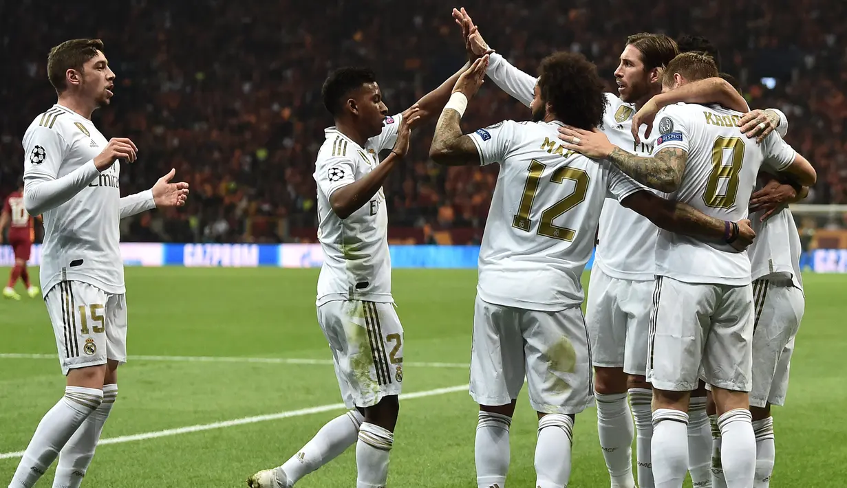 Para pemain Real Madrid merayakan gol yang dicetak Toni Kroos ke gawang Galatasaray pada laga Liga Champions di Stadion Ali Sami Yen Spor, Istanbul, Selasa (22/10). Galatasaray kalah 0-1 dari Madrid. (AFP/Ozan Kose)