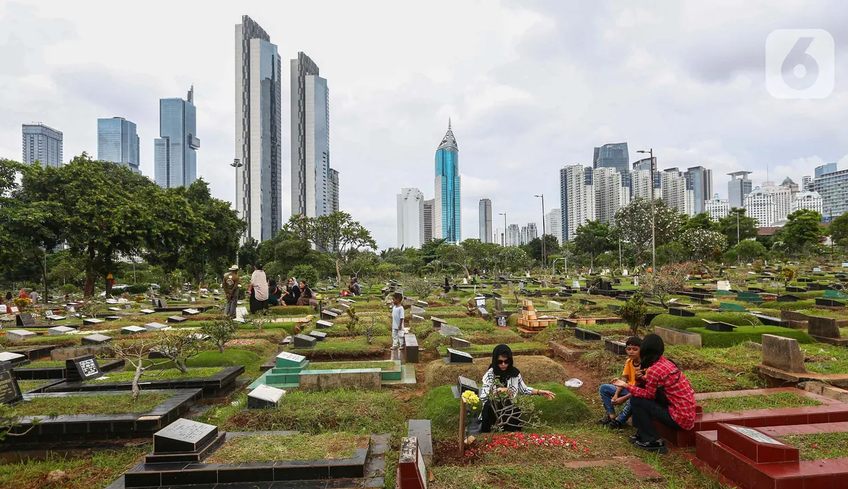 Selain itu, ziarah kubur juga untuk mengingatkan seseorang akan kematian. (Liputan6.com/Angga Yuniar)