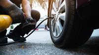 How to put air in tires. (Photo: jcomp/Freepik)