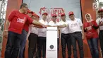 Menhub Budi Karya Sumadi (tengah), Menpan-RB, Asman Abnur (enam kiri) menekan tombol saat peluncuran Sistem Penerbitan Izin Online dan Multimoda (Spionam), E-Ticketing, dan E-Tilang di Jakarta, Minggu (4/3). (Liputan6.com/Faizal Fanani)