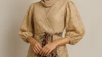 8 Model Dress Batik Brokat Kimono Lengan Puff 2025, Ini Padu Padan yang Cocok untuk Berhijab atau Tanpa Hijab