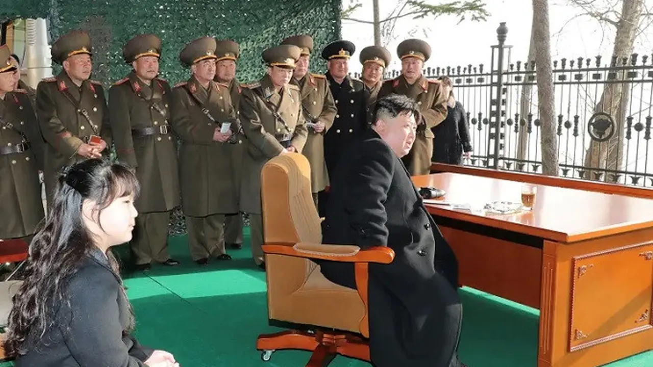 Pemimpin Korea Utara Kim Jong Un, ditemani oleh putrinya Kim Ju Ae menyaksikan serangkaian uji coba rudal pada Kamis (9/3/2023) malam.