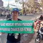 Dengan membawa sebuah tulisan Tasakur Bin Ni'mah, Undang nampak bersemangat melakukan perjalanan panjang dengan jalan menuju istana menemui Presiden Jokowi (Liputan6.com/Jayadi Supriadin)