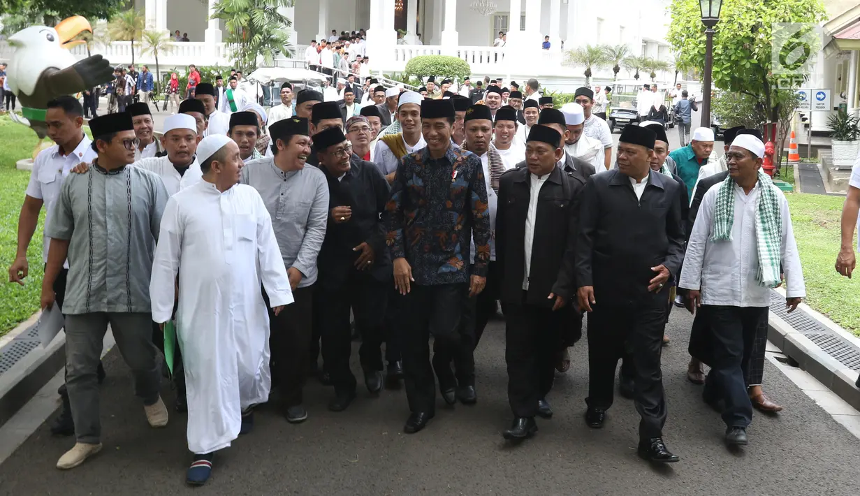 Presiden Joko Widodo  berjalan bersama para kiai dan habib se-Jadetabek  di Istana Negara, Jakarta, Kamis (7/2). Para kiai dan habib berharap Jokowi dapat melanjutkan pembangunan Indonesia. (Liputan6.com/Angga Yuniar)