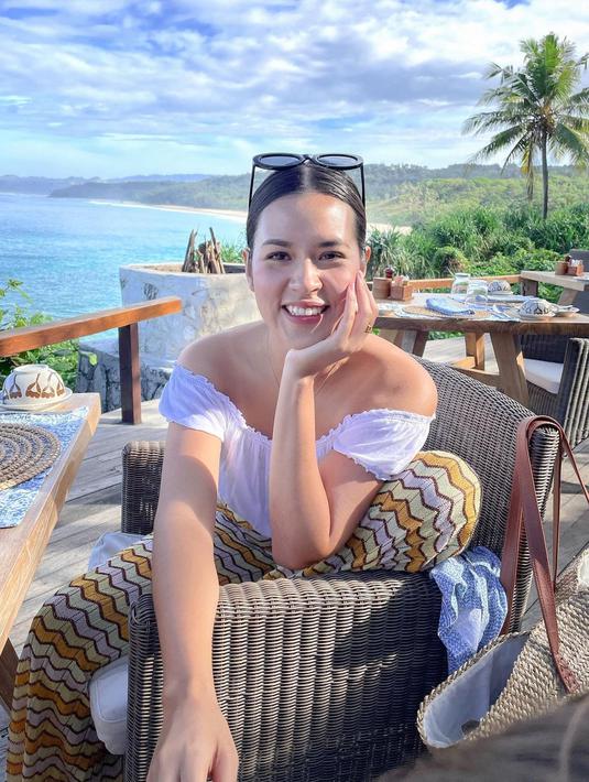 Dalam sebuah postingan foto di akun Instagram pribadinya, Raisa terlihat cantik dengan mengenakan busana berwarna putih. Pemandangan pantai seakan menyempurnakan penampilan cantik Raisa. (Foto: instagram.com/raisa6690)