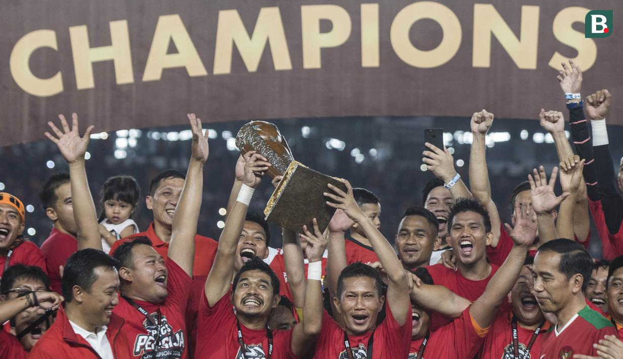 Para pemain Persija Jakarta merayakan gelar juara Piala Presiden setelah mengalahkan Bali United di SUGBK, Jakarta, Sabtu (17/2/2018). Persija menang 3-0 atas Bali United. (Bola.com/Vitalis Yogi Trisna)