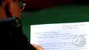 Sutan Bhatoegana membacakan nota keberatan atau eksepsi yang diberi judul 'Mahalnya Arti Sebuah Kejujuran' untuk dakwaan jaksa penuntut umum pada KPK di Pengadilan Tipikor, Jakarta, Senin (20/4/2015). (Liputan6.com/Yoppy Renato)