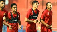 Pemain Persik Kediri kelelahan usai mencuri satu poin pada lawatan di kandang RANS Nusantara FC. (Bola.com/Gatot Susetyo)