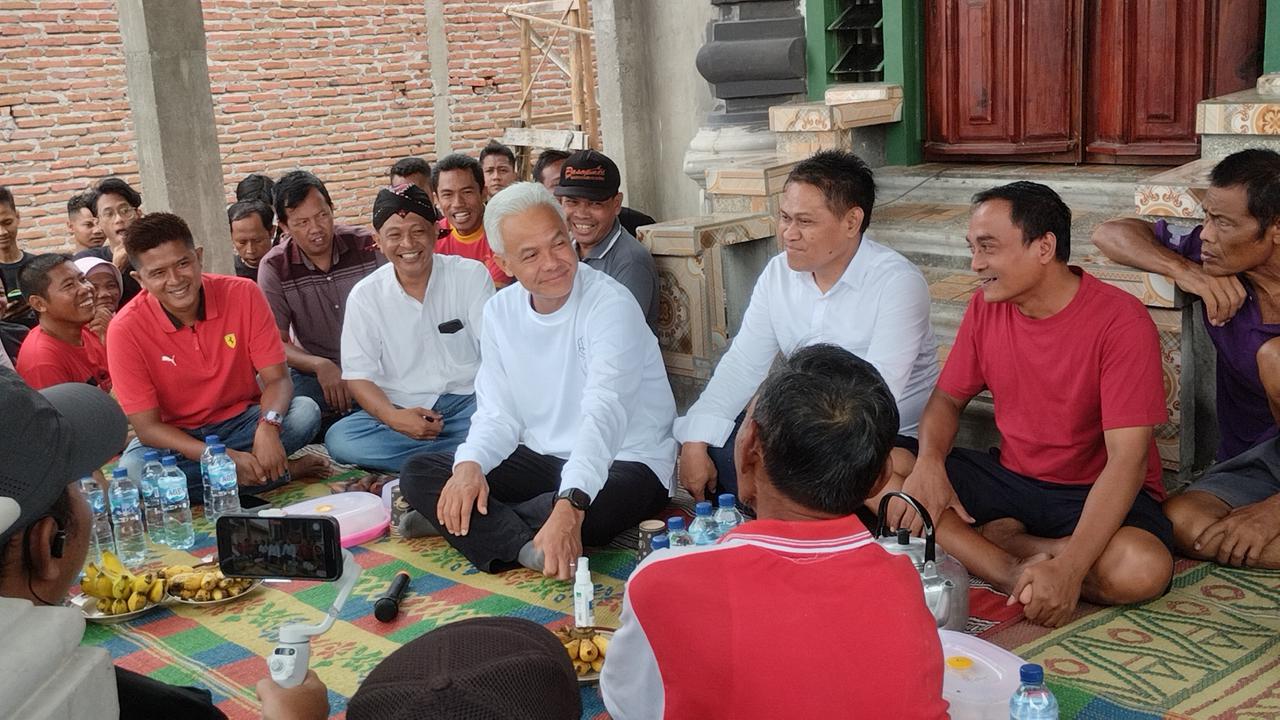 Capres Ganjar Pranowo berkunjung ke salah satu peternakan ayam di Dusun Bendo RT 15/RW 3 Desa Kuwonharjo, Takeran, Magetan, Jawa Timur, Jumat (19/1/2024).