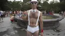 Pemenang Best Dressed berpose sebelum mengikuti acara Underwear Run di Central Park, New York, Jumat (2/8/14). (REUTERS/Carlo Allegri)