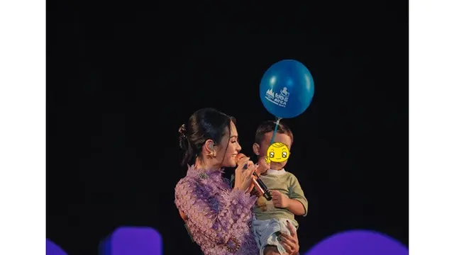 6 Potret Musisi Indonesia yang Ajak Anak Balitanya Manggung, Bikin Kagum