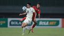 <p>Pemain Timnas Thailand U-19, Phanthamit Praphanth (kiri) berebut bola dengan pemain Timnas Laos U-19, Vongsadka Chanthaleuxay&nbsp;saat laga semifinal Piala AFF U-19 2022 yang berlangsung di Stadion Patriot Candrabhaga, Bekasi, Rabu (13/07/2022). (Bola.com/M Iqbal Ichsan)</p>