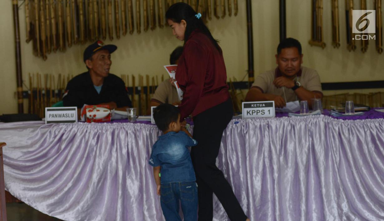 Warga melakukan pencoblosan surat suara Pemilu 2019 saat pemungutan suara ulang (PSU) di TPS 18 Malakasari, Duren Sawit, Jakarta Timur, Sabtu (27/4). Sebanyak 11 TPS di tiga wilayah di DKI Jakarta melaksanakan pemungutan suara ulang yang digelar serentak hari ini. (merdeka.com/Imam Buhori)