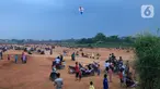 Warga beraktivitas di tanah lapang di kawasan Cipayung, Depok, Jawa Barat, Kamis (11/6/2020). Kurang tegasnya sanksi serta minimnya kesadaran masyarakat akan protokol kesehatan terkait covid-19 menyebabkan kawasan itu menjadi tempat berkerumun warga setiap sore hari. (Liputan6.com/Immanuel Antonius)