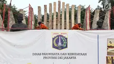 Pekerja dari Pusat Konservasi Dinas Pariwisata dan Kebudayaan Provinsi DKI Jakarta melakukan penutupan area patung Proklamator, Jakarta, Selasa (6/8/2019). Menyambut HUT RI ke-74, Pemprov DKI Jakarta melakukan konservasi Patung Proklamator dan Tugu Proklamasi. (Liputan6.com/Helmi Fithriansyah)