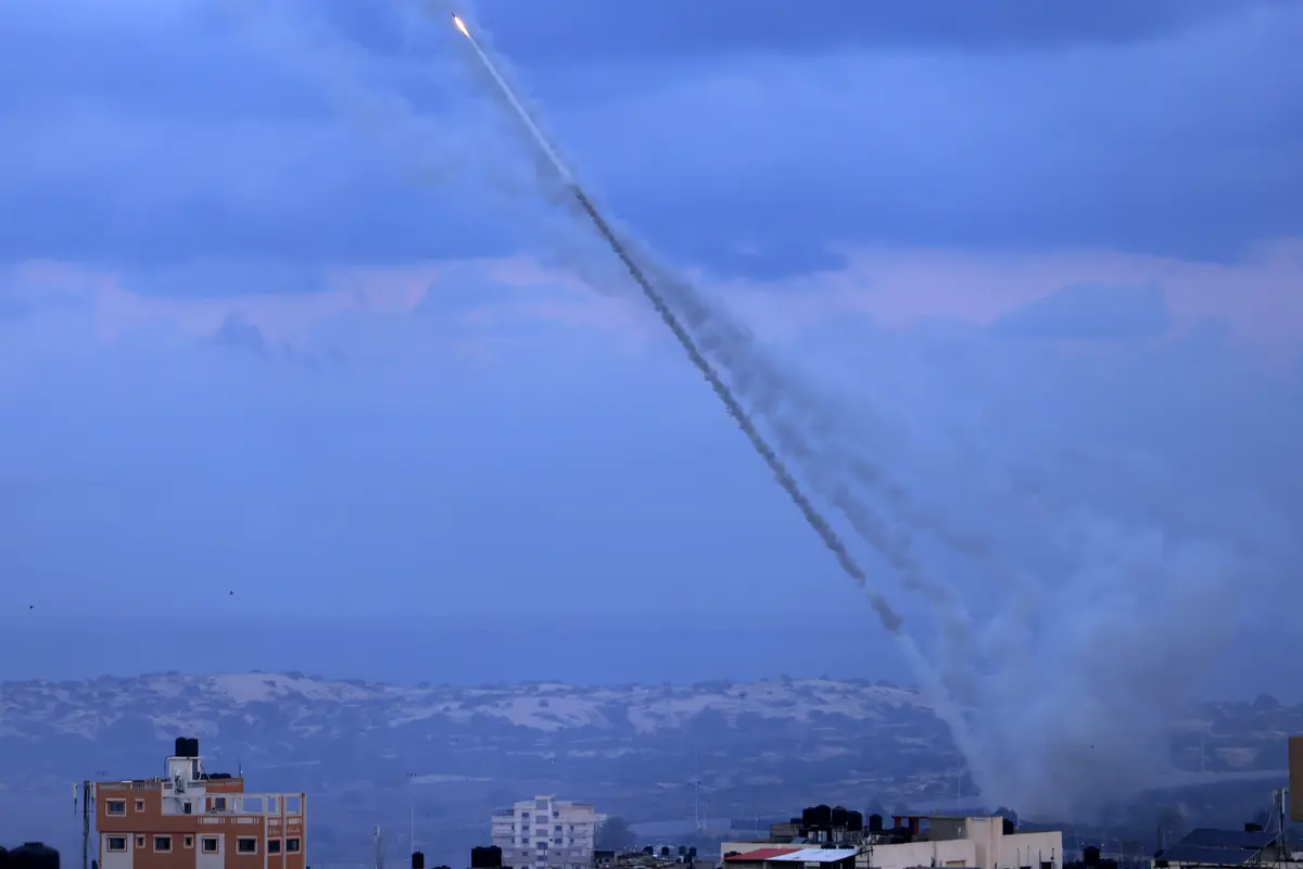 Militan Palestina meluncurkan puluhan roket ke Israel
