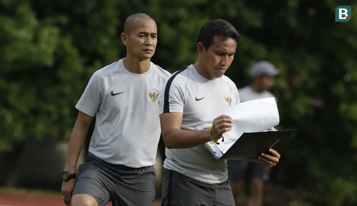 Pelatih Timnas Indonesia, Bima Sakti, saat sesi latihan di Stadion Bishan, Singapura, Rabu (7/11). Latihan Timnas ini merupakan persiapan jelang laga melawan Singapura pada Piala AFF 2018. (Bola.com/M Iqbal Ichsan)