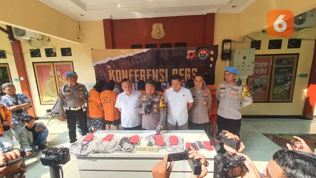 Anak berhadapan dengan hukum diamankan Kepolisian Resor Sukabumi dalam duel maut yang menewaskan seorang pelajar SMP (Liputan6.com/Fira Syahrin).