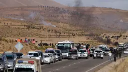 Kondisi jalan yang diblokade penambang independen pada aksi protes menuntut perubahan UU di Panduro, sekitar 160 km dari ibukota Bolivia, Kamis (25/8). Wakil Mendagri Bolivia tewas saat mencoba untuk berbicara dengan para penambang (REUTERS/David Mercado)