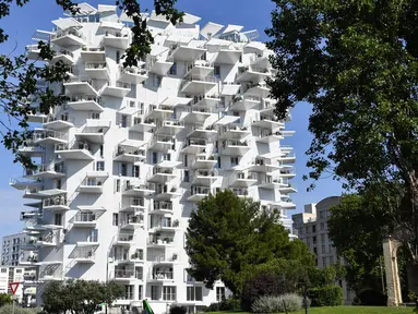 Foto pada 3 Juni 2019, sebuah bangunan "L'arbre blanc" (White Tree) yang dirancang oleh arsitek Jepang Sou Fujimoto bersama Prancis, Nicolas Laisne dan Manal Rachdi di Montpellier, Prancis selatan. Bangunan dengan desain futuristik itu berdiri bagaikan sebuah pohon putih raksasa. (Pascal GUYOT/AFP)