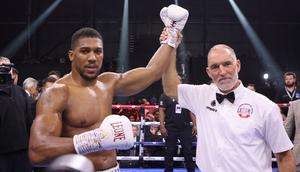 Petinju Inggris Anthony Joshua mengalahkan Otto Wallin dari Swedia dalam pertandingan tinju kelas berat di Kingdom Arena, Riyadh, Arab Saudi, Minggu, 23 Desember 2023. (AFP)