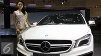 Seorang wanita cantik berpose dengan salah satu mobil yang dipamerkan pada Auto Show GIIAS 2015, Jakarta, Jumat (21/8/2015). Kehadiran para wanita cantik menjadi warna tersendiri pada acara pameran tersebut. (Liputan6.com/Helmi Afandi)