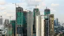 Tampak pembangunan gedung bertingkat di Jakarta, Jumat (26/2). DPRD DKI Jakarta meminta ‎agar Pemprov DKI melakukan audit tata ruang Jakarta, sehingga diketahui adanya mall atau bangunan yang menyalahi fungsi lahan di Ibukota. (Liputan6.com/Yoppy Renato)