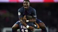 Bek Paris Saint-Germain Serge Aurier merayakan gol Angel di Maria ke gawang Nantes pada laga Ligue 1 di Parc des Princes, Paris, Sabtu (19/11/2016). (AFP/Franck Fife)