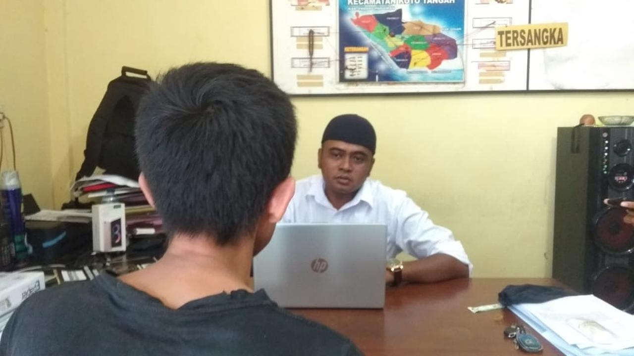 Polisi memeriksa pelaku pencabulan terhadap anak kandungnya di Kota Padang.