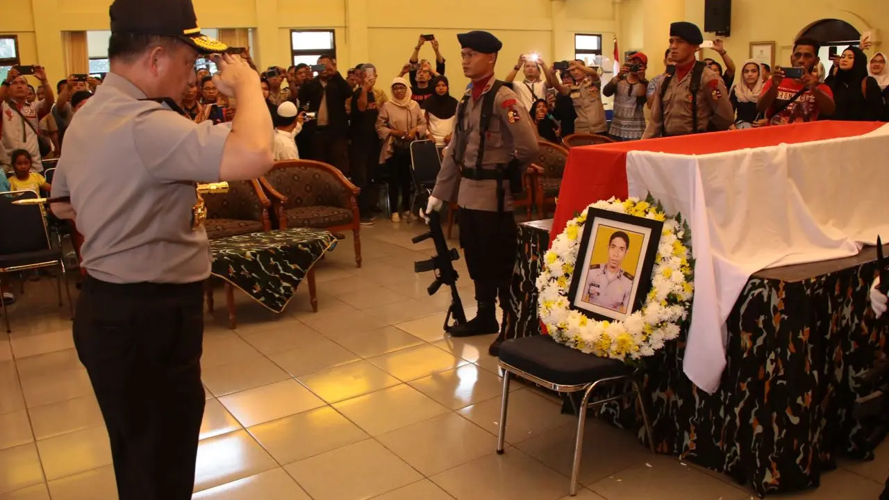 Kapolri Jenderal Tito Karnavian memberi penghormatan terakhir kepada Bripka Marhum (Istimewa)