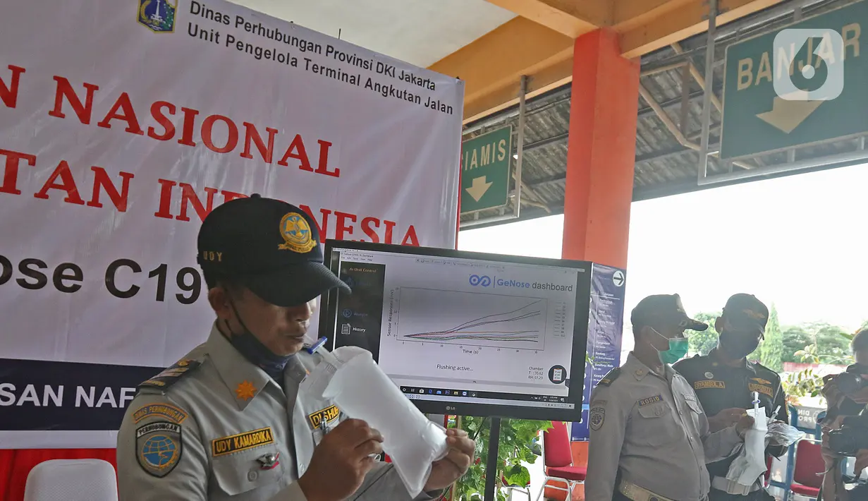Petugas Dishub dites dengan GeNose C19 di Terminal Kampung Rambutan, Jakarta, Minggu (24/1/2021). Penggunaan GeNose C19 untuk penumpang di terminal dan stasiun kereta mulai 5 Februari 2021. (Liputan6.com/Herman Zakharia)