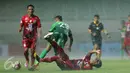 Pemain Persiba, Ardhi Yuniar (bawah) terjatuh saat menahan pergerakan penyerang PS TNI Elio Bruno Teixeira dilanjutan Liga 1 Indonesia di Stadion Pakansari, Kab Bogor, Jumat (5/5). Laga kedua tim berakhir imbang 1-1. (Liputan6.com/Helmi Fithriansyah)