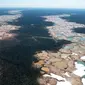 Pandangan udara kawasan Hutan Amazon yang terdeforestasi (penurunan luas area hutan secara kualitas dan kuantitas) di wilayah Sungai Madre de Dios, Peru, Jumat (17/5/2019). Penambangan ilegal merusak ekologis yang tak dapat dipulihkan pada lebih dari 11.000 hektare Hutan Amazon. (CRIS BOURONCLE/AFP)