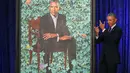 Ekspresi Presiden AS ke-44 Barack Obama saat berdiri di sebelah lukisan dirinya dalam upacara peresmian di Galeri Potret Nasional Smithsonian, Washington DC (12/2). (Mark Wilson/Getty Images/AFP)