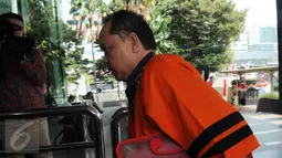 Mantan Wakil Direktur Keuangan RSUD M Yunus Bengkulu Edy Santoni (depan) saat tiba di Gedung KPK, Jakarta, Jumat (19/8). Edy Santoni diperiksa sebagai saksi terkait kasus dugaan suap  RSUD M Yunus Bengkulu tahun 2011 .(Liputan6.com/Helmi Afandi)