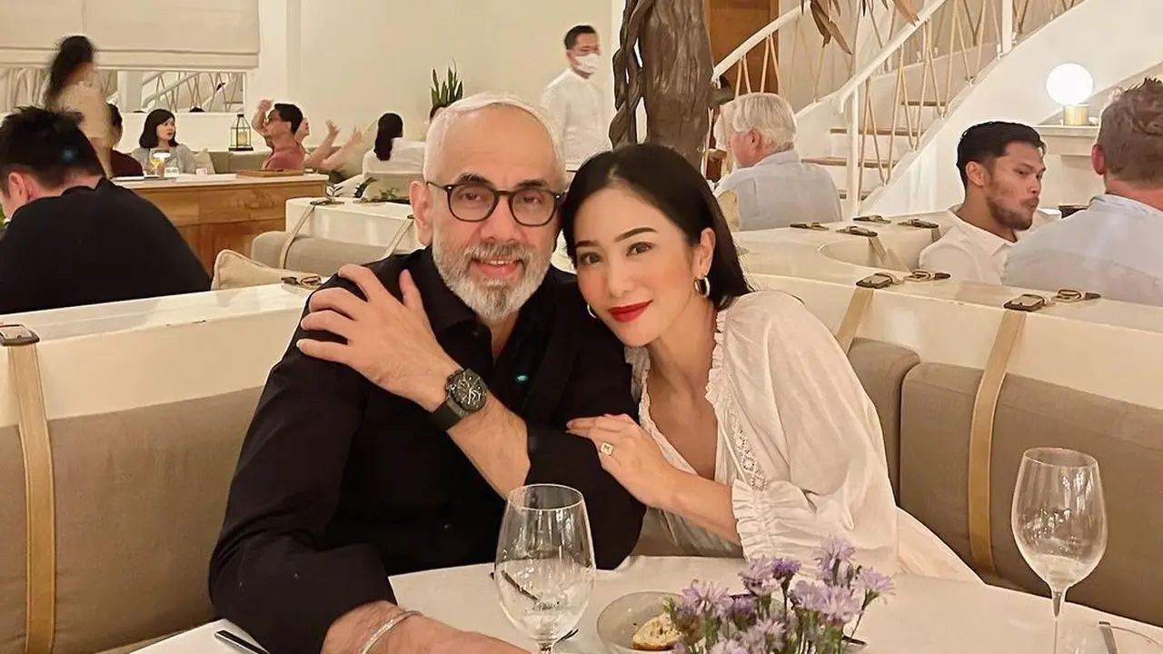 Terpaut Usia 18 Tahun, Ini 6 Momen Bunga Zainal dan Suami Rayakan Anniversary