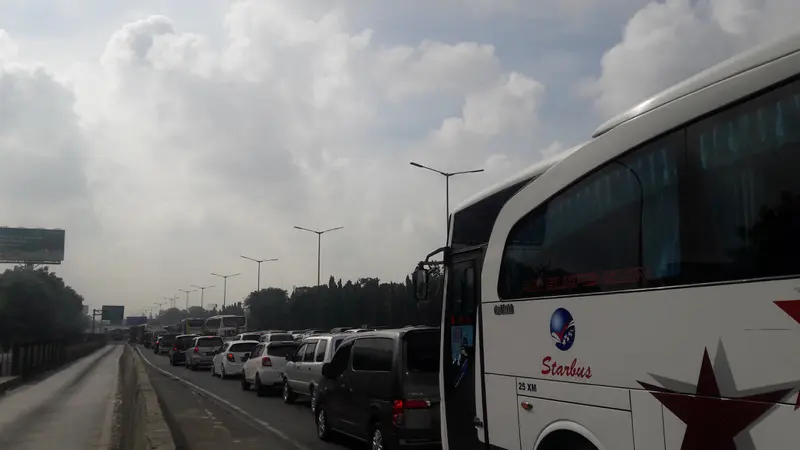 Kepadatan lalu lintas di Tol Jatibening