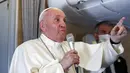 Paus Fransiskus berbicara kepada wartawan saat terbang kembali ke Vatikan usai mengakhiri kunjungannya ke Irak, Senin (8/3/2021). Dalam kunjungannya ke Irak, Paus bertemu dengan berbagai komunitas Kristen dan ulama Syiah yang dihormati, Ayatollah Ali al-Sistani. (AP Photo/Yara Nardi, pool)