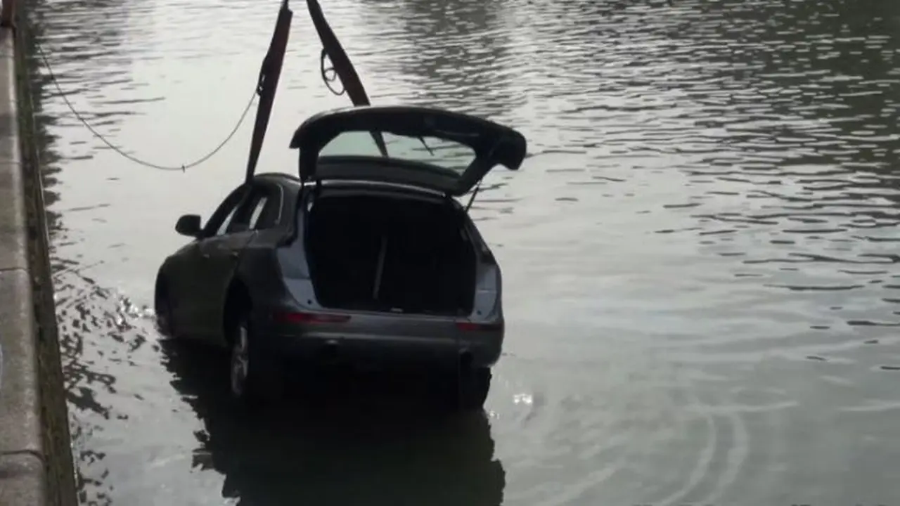 Pengemudi Audi Ini Nyemplung ke Kanal Gara-gara Asyik SMSan
