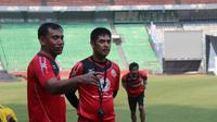 Nilmaizar mengawal sesi latihan Semen Padang sebelum tanding melawan Persija Jakarta di Stadion Utama Gelora Bung Karno, Sabtu (7/5/2016). (Bola.com/Gerry Anugrah Putra)