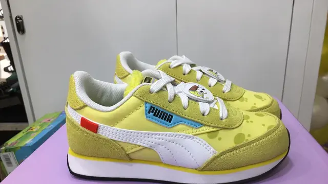 Ilustrasi sneakers anak
